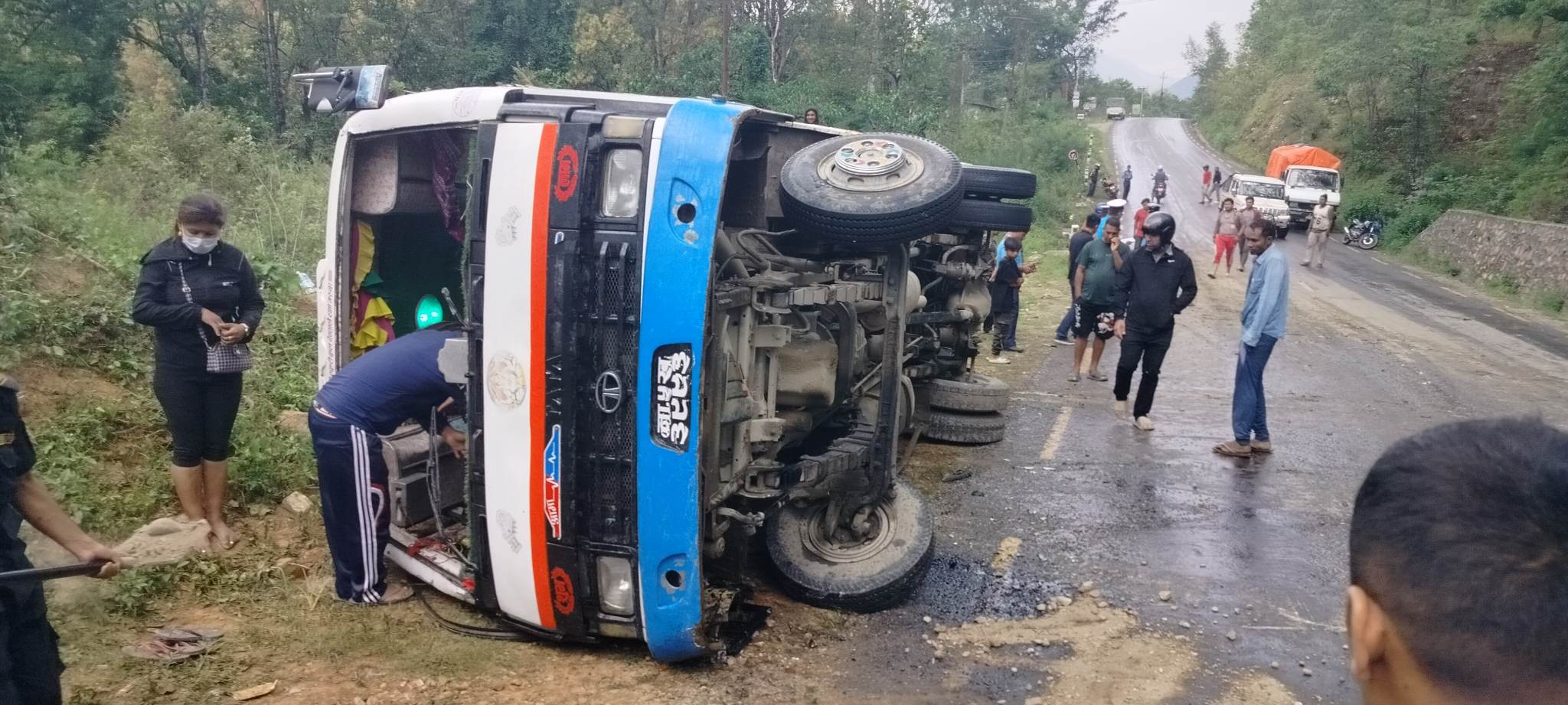 पर्वतमा बस दुर्घटना हुँदा १८ जना घाइते